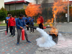 Pelatihan Pemadaman Kebakaran Tingkatkan Kesiagaan Tenaga Kependidikan