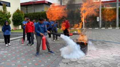 Pelatihan Pemadaman Kebakaran Tingkatkan Kesiagaan Tenaga Kependidikan