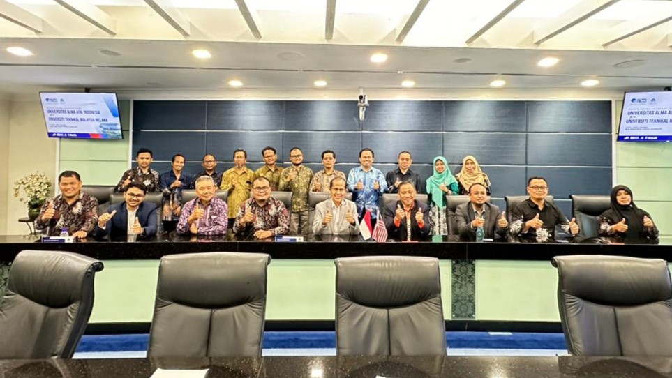 FEB Universitas Alma Ata dan UTeM Perkuat Kolaborasi Akademik Internasional